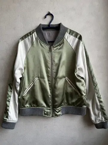 올리브 그린과 화이트 새틴 점퍼 리버서블