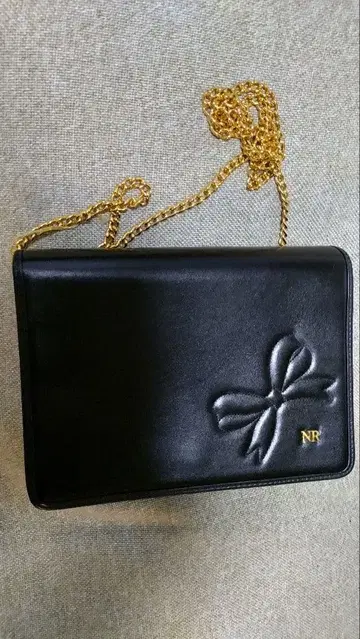 니나리치 가죽 숄더백 골드 체인 블랙 리본 무늬 VERY