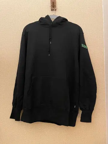 SLDO. 블랙 후드 부착 후드티 에스