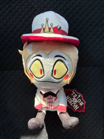 익명 배송 해즈빈 호텔 앉은 봉제 인형 루시퍼 라운드원