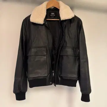 ZARA 보아 포함 블랙 가죽 플라이트 자켓