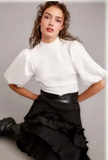 화이트 퍼프 슬리브 상의 미사용 택 포함