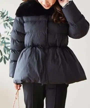 퍼가 달린 블랙 다운 자켓 뮤