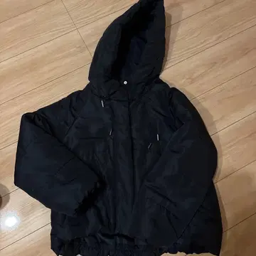 블랙 후드 부착 다운 자켓