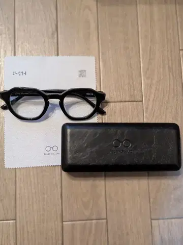 블랙 프레임 안경 케이스 포함