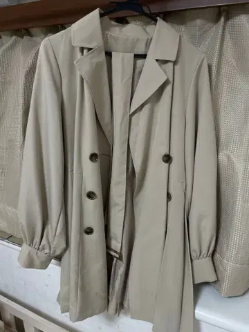 베이지 플리츠백 트렌치코트