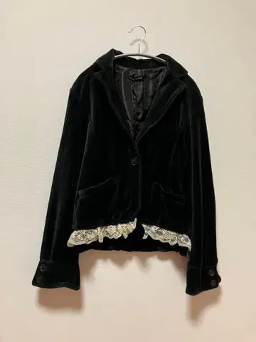 벨로아풍 블랙 자켓 밑단 레이스 포함