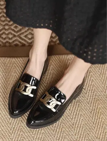 블랙 로퍼 골드 컬러 체인 장식