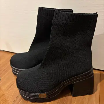 [ 새상품 ] 니트 소재 블랙 숏부츠 힐 8cm