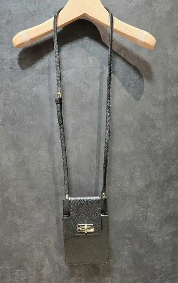 23구 RAFFINATA 블랙 가죽 스마트폰 숄더백