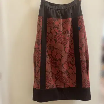 센소유니코 안길 플레어 스커트 빨간색 계열 신축성 허리 밴딩