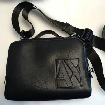 아르마니 익스체인지 탭 지퍼 숄더백 블랙