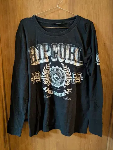 립 컬 블랙 긴팔 티셔츠