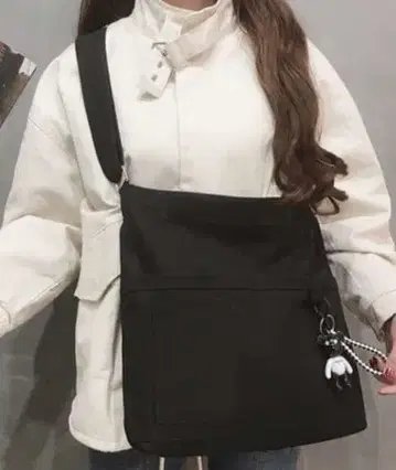 블랙 숄더백 프론트 포켓 부착