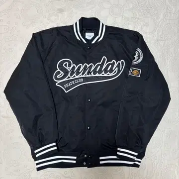 블랙 바시티 자켓 왼쪽 팔에 와펜 부착