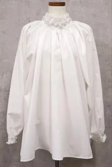 펄 장식 디자인 풀오버 블라우스 화이트