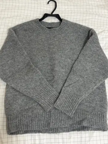 그레이 니트 스웨터
