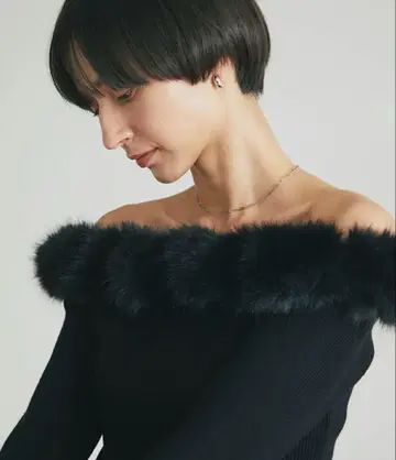 오프숄더 퍼 니트 블랙