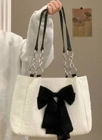 리본 포함 화이트 숄더백