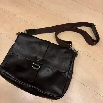 다크 브라운 가죽 메신저 백