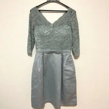 탁한 블루 색상의 레이스 원피스