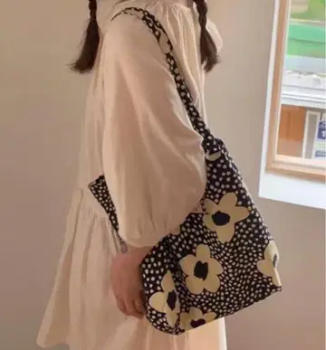 꽃무늬 도트 숄더백