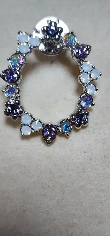 꽃 모양 스톤 핑 브로치