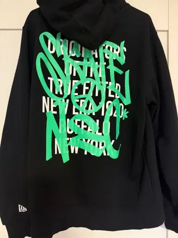 New Era 그래픽 후드티 블랙