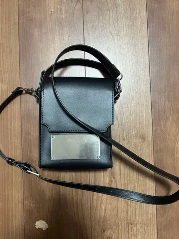 블랙 가죽 숄더백 금속 플레이트 부착