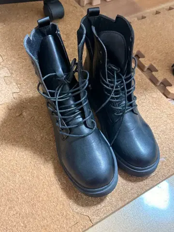 블랙 레이스업 미드컷 부츠