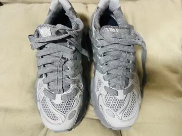 그레이 메쉬 러닝화