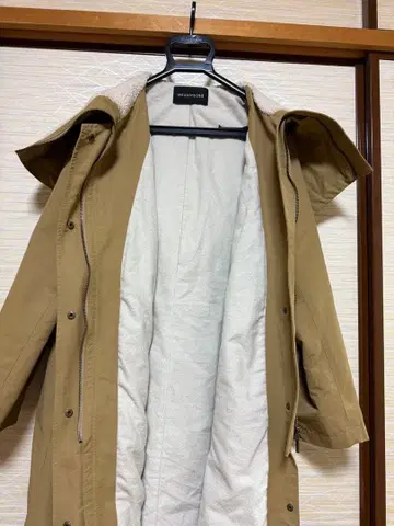 베이지 후드 부착 모즈 코트