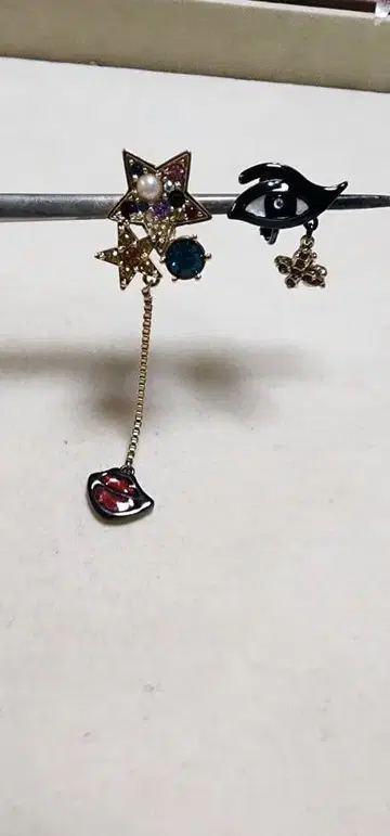 유니크한 별과 눈 귀찌