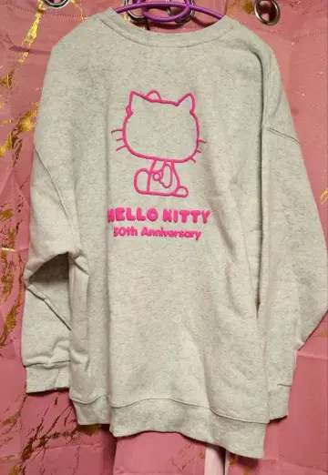헬로키티 50주년 기념 맨투맨 그레이 트레이닝복 아베일