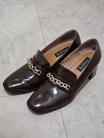 다크 브라운 체인 장식 펌프스