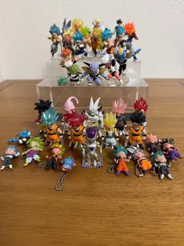 드래곤볼 피규어와 키체인 세트