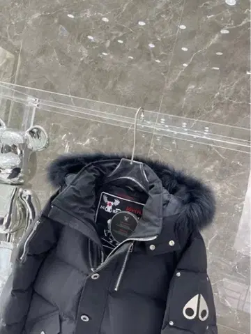 퍼 달린 블랙 다운 자켓