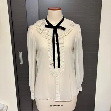 제인 마플 벨벳 리본 포함 플리츠 프릴 블라우스 아이보리 화이트