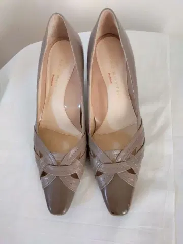 네오리즘 베이지 크로스 스트랩 펌프스 중간 힐