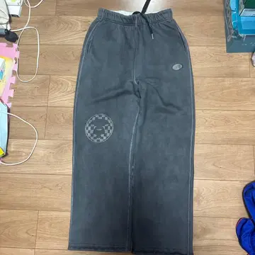 그레이 조거 팬츠 체커 패턴 자수