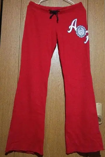 아베크롬비 앤 피치 스웨트 팬츠 빨간색 로고 플레어 팬츠