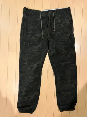 글로벌 워크 카모플라쥬 패턴 울라이크 소재 조거 팬츠