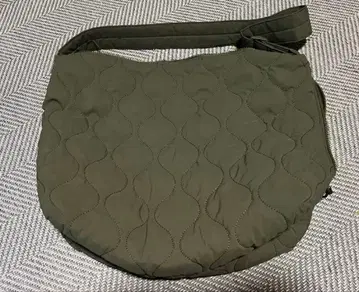 올리브 그린 퀼팅 숄더백