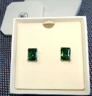 SWAROVSKI stilla 그린 x 골드 스터드 귀걸이