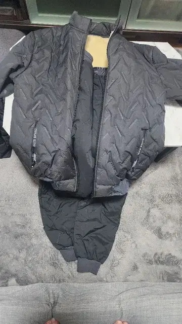 블랙 퀼팅 자켓과 팬츠 세트