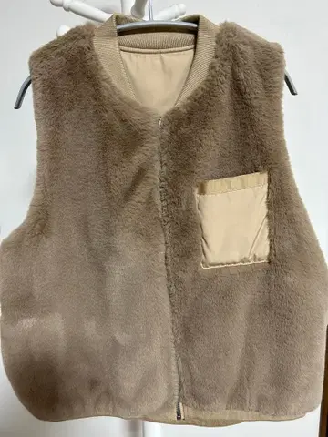 Maglia Plus 베이지 인조 모피 베스트