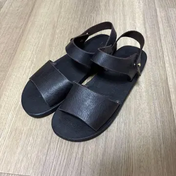 다크 브라운 가죽 샌들 백 스트랩 포함