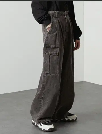 다크 그레이 와이드 핏 카고 팬츠