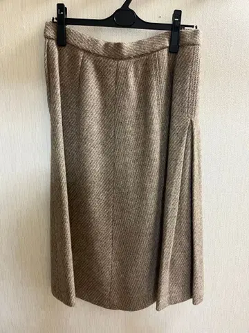 울 혼방 베이지 계열 미디 스커트