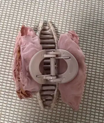 프릴 달린 핑크 헤어 클립